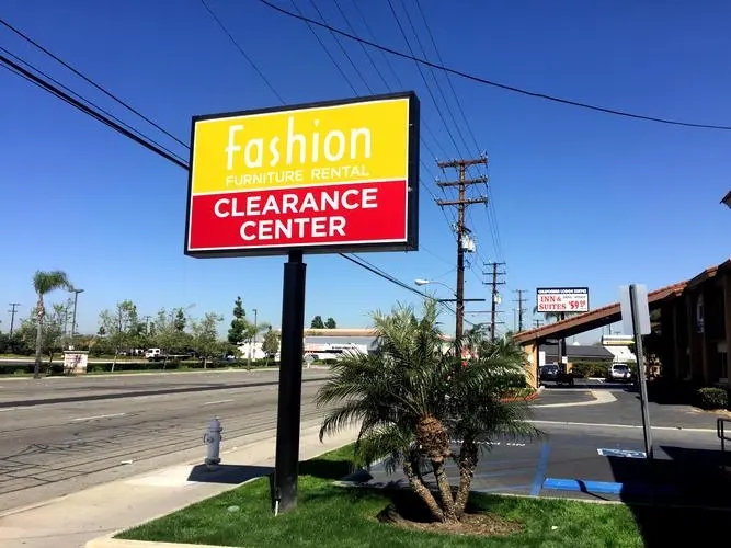 四川广告好色先生TV下载安装高铁广告一般一年多少钱?